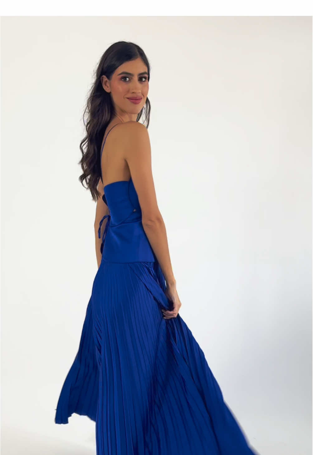 Esta es tu señal para ir a un evento y usar MIRRA.  Disponible en verde, azul, negro y rosa en shopcindel.com  #fyi #fyp #cindellook #cindel #cindeldress #dress #vestido #inspostyle #getthelook #season #eventseason #inspolook #look #inspostyle #outfit #OOTD #getthelook 