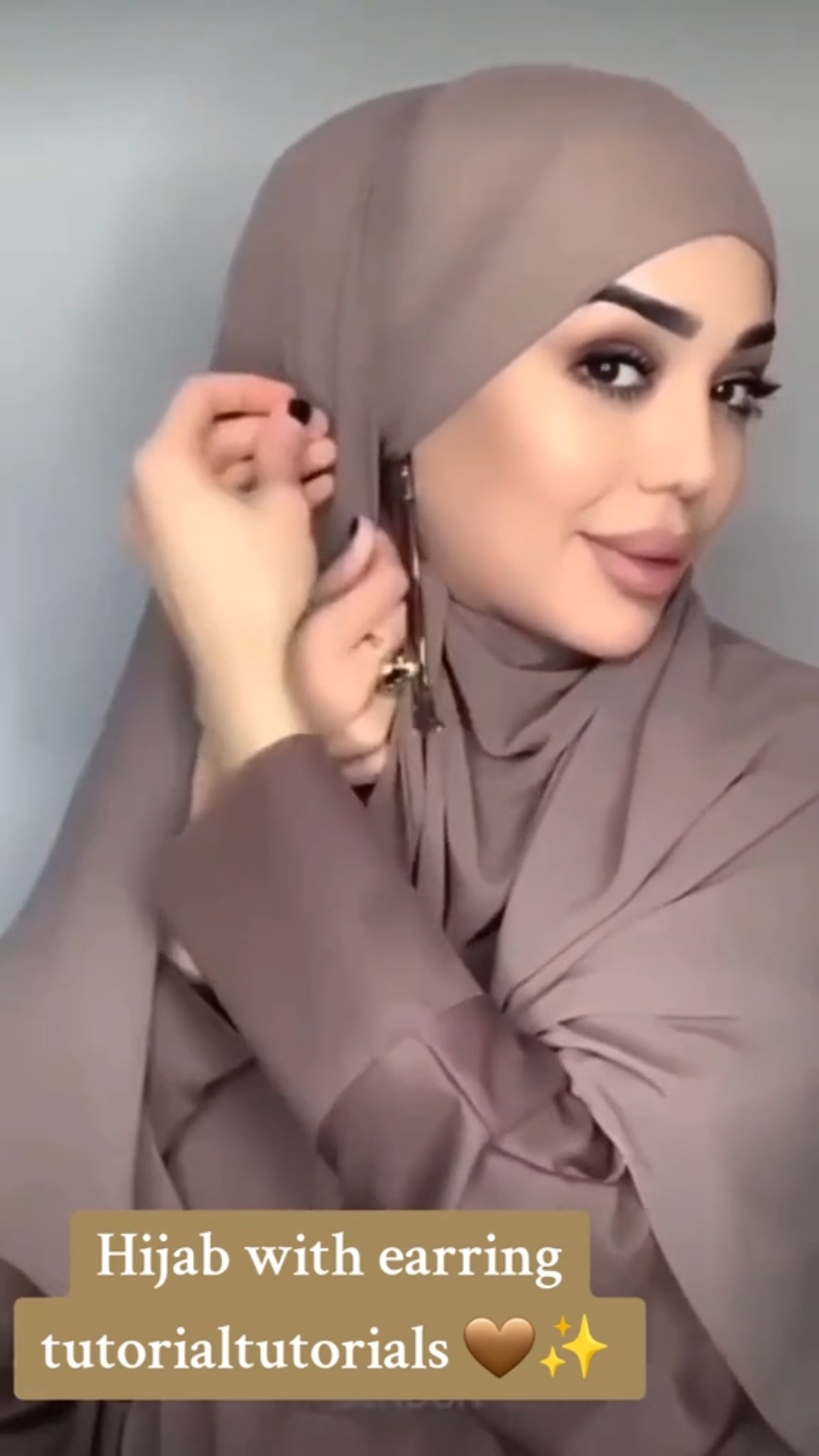 Hijab with earring tutorial ✨🪞 @Yasmina fashion blogger 🦋 #hijabtutorial #hijab #hijabista #hijabigirl #styling #fyp #earrings #hijabi #viral #explore #growontiktok 