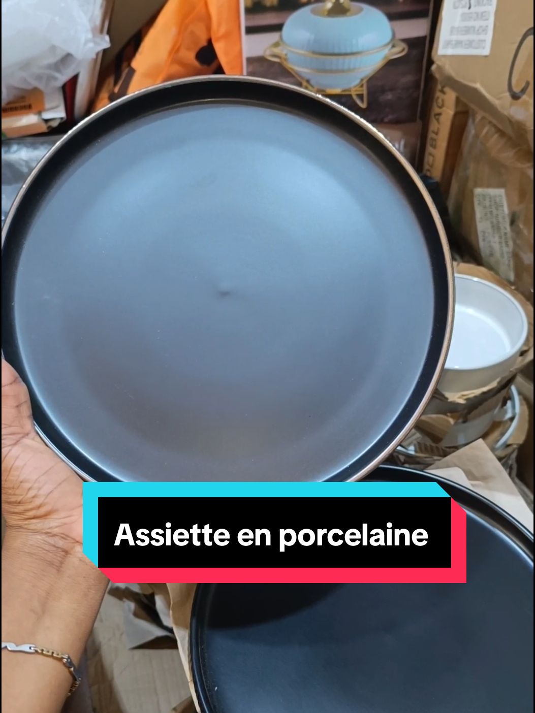 Assiette en porcelaine bien lourde de 26,5cm couleur noir  #shamomarket #benintiktok🇧🇯 #ustensilescuisine #assiette #porcelaine #qualite #vaisselle #cuisine #reception #fete 