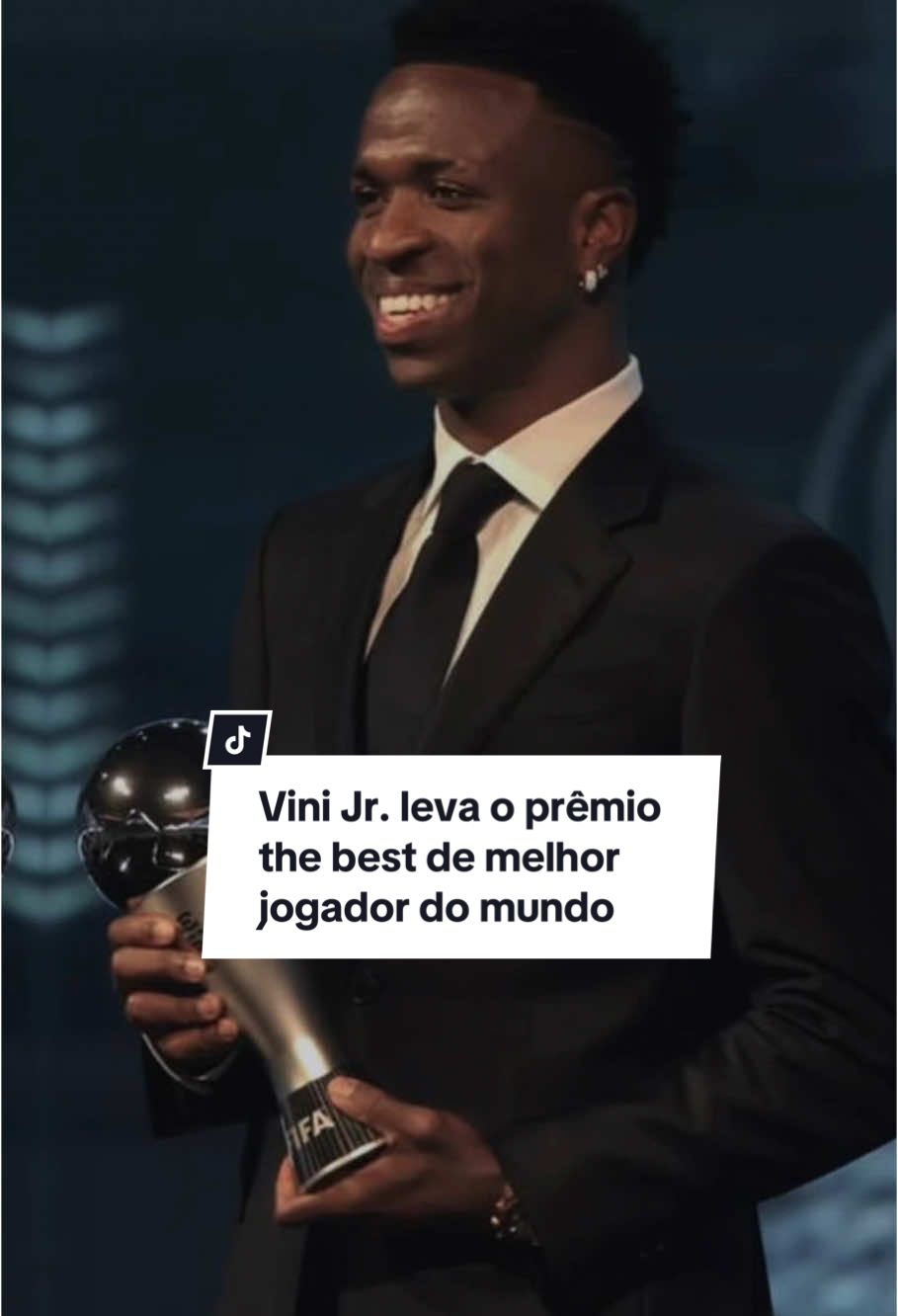 Vini Jr. leva o prêmio the best de melhor jogador do mundo 🏆⚽️ #ge #fifa #vinijr #viniciusjunior #thebest #fifathebest #futebol #noticias #fyp 