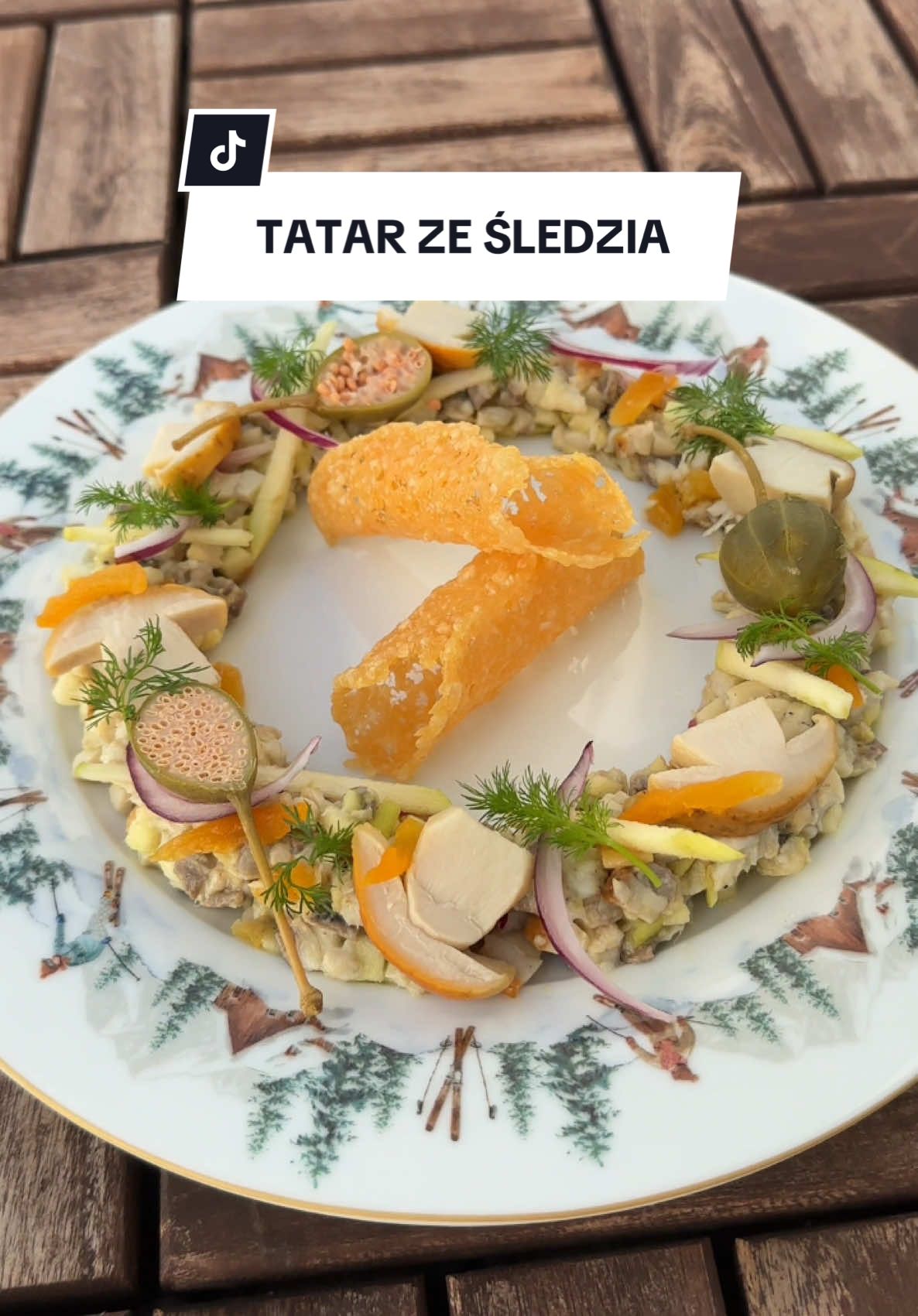 • Tatar ze śledzia •  5 solonych śledzi [wymoczyć w 500ml wody przez 20 min, następnie osuszyć na ręczniku papierowym] 1/3 cebuli czerwonej  1/2 zielonego jabłka  5 marynowanych grzybków  4 suszone morele  10ml octu jabłkowego  20ml oleju  1/3 łyżeczki musztardy  Szczypta pieprzu  4 kapary  Koper dla ozdoby   Parmezan (piecz w 180 stopniach przez 2-3min aż się rozpuści i przyrumieni, ma mieć kolor złocisty)  #przpeis #świeta2024 #śledzie 