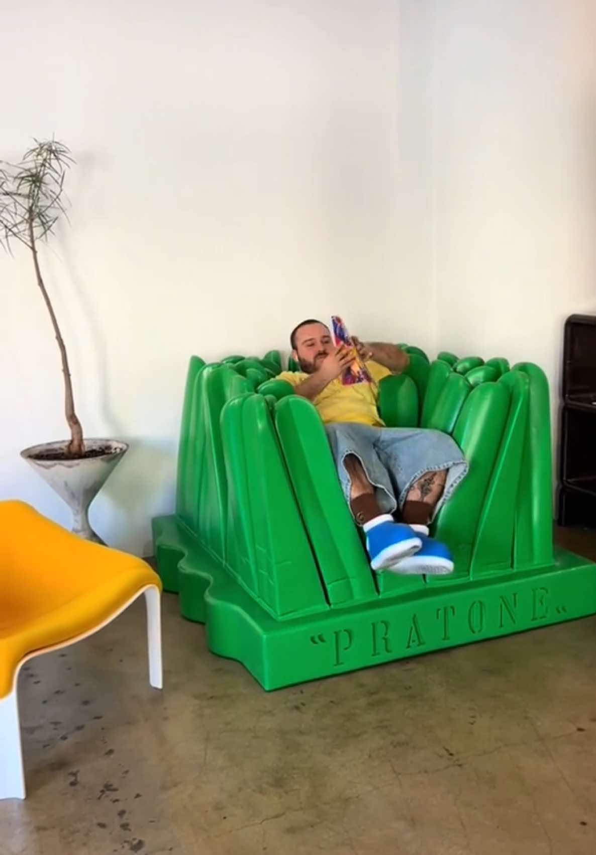 @thetarlov relaxing in the pratone #Lifestyle #pratonechair #furniture 