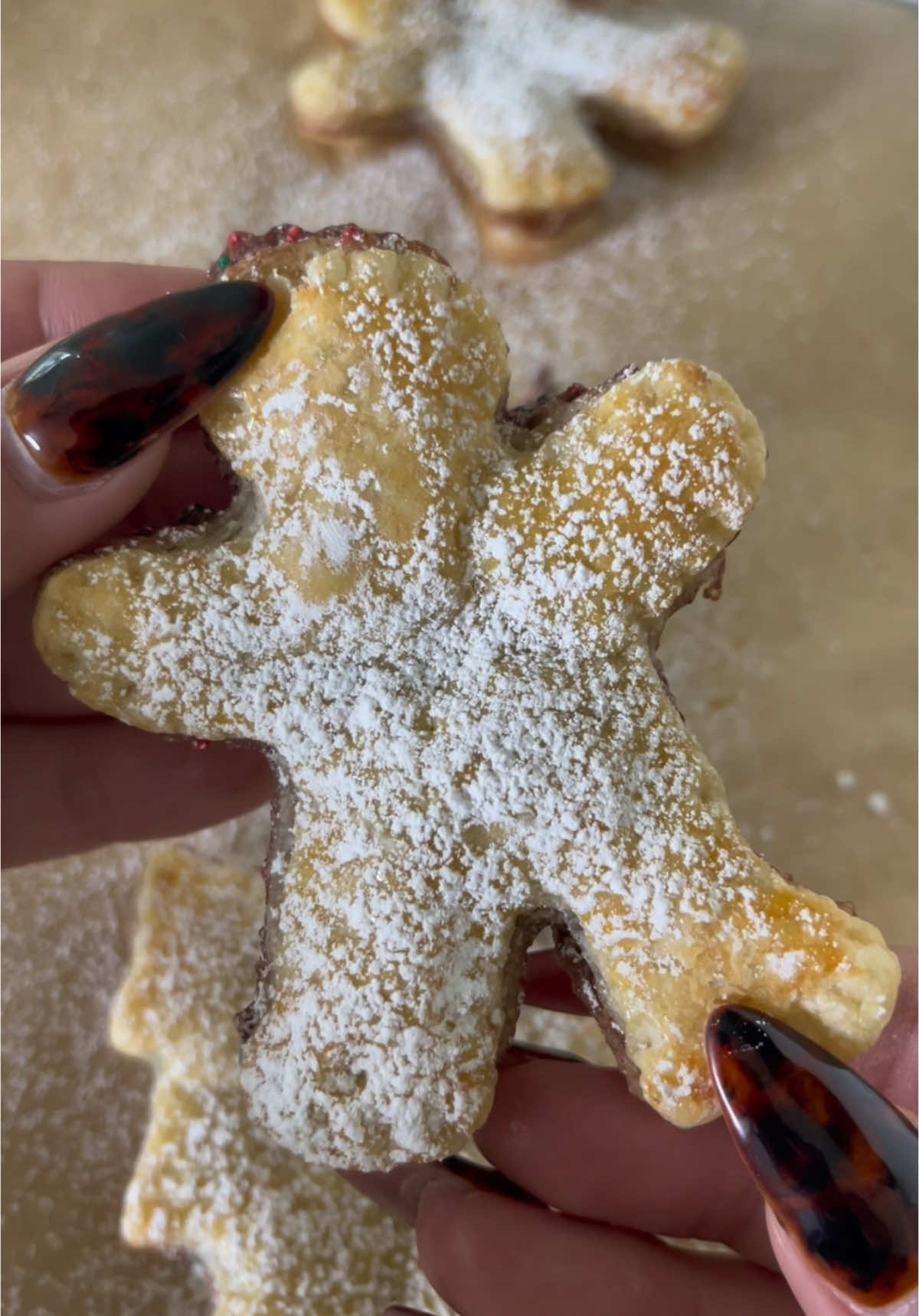 christmas day 6: nutella stuffed gingerbread pastry🎄christmas is 8 days away 🎅🏽☃️ #baking #bakingtiktok #holidayszn #christmasbaking #EasyRecipe #foodtiktok #christmastiktok #bakingrecipe #recipes #christmasrecipe #holidayrecipe #feliznavidad #pastry 