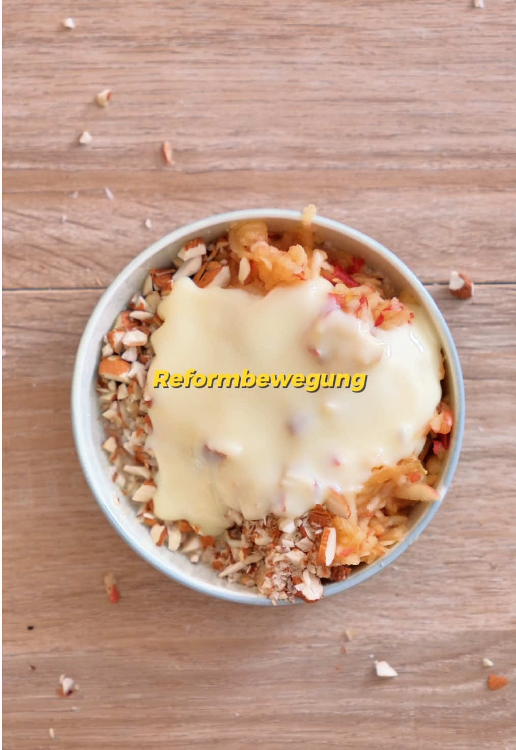 Wellness für den Magen 🧖‍♂️  Probiert das Originalrezept vom Bircher Müsli unbedingt aus - ist super einfach und schmeckt super: 2 EL Haferflocken (zart) 6 EL Wasser Das Wasser über Nacht in die Haferflocken einziehen lassen 1 Apfel (gerieben, samt kerngehäuse) 2 EL Zitronensaft 2-4 EL gehackte Mandeln oder Haselnüsse 2 EL gezuckerte Kondensmilch