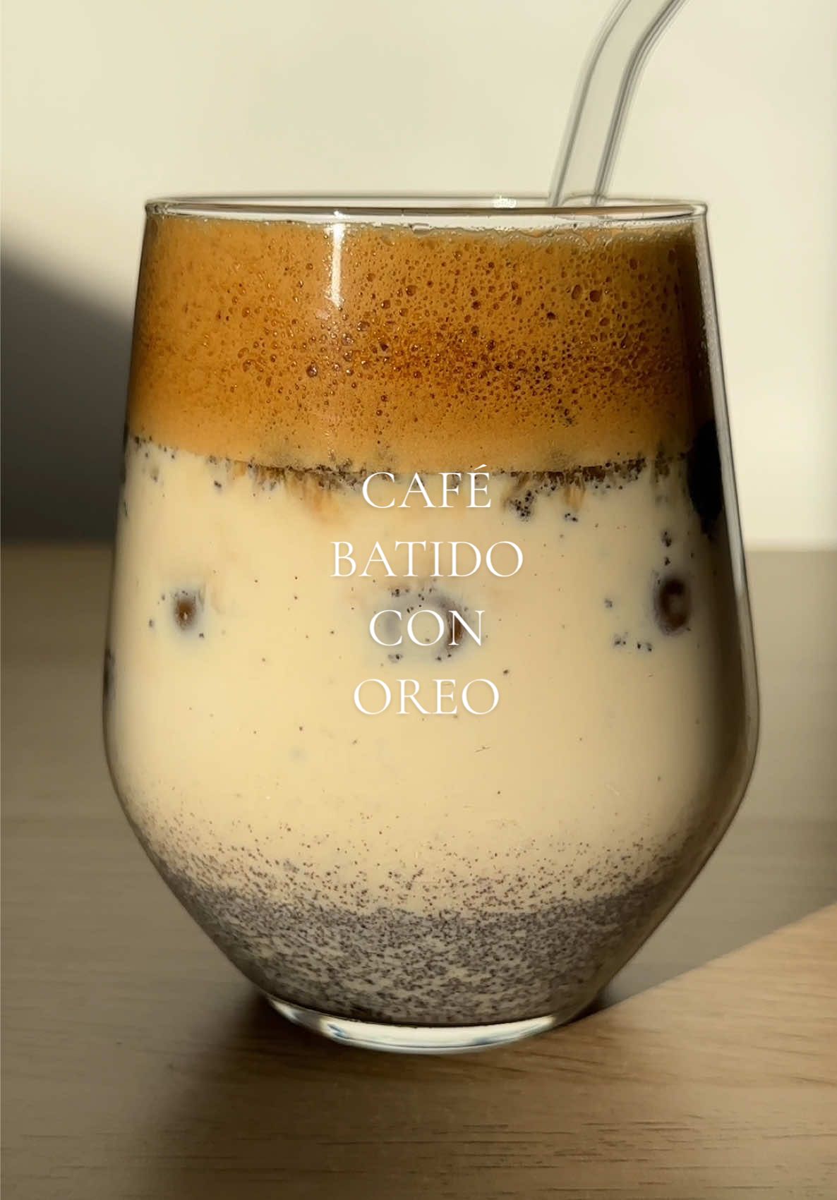 Café batido con oreo ☕️🍪 Ingredientes: 3 oreo trituradas Hielos Leche Para la crema de café: 2 cazitos de café instantáneo, 1 cazito de azúcar y cubrir con agua. #asmr #asmrsounds #cafe #coffee #coffeetiktok #coffeeaddict #coffeetime #coffeetok #Recipe 