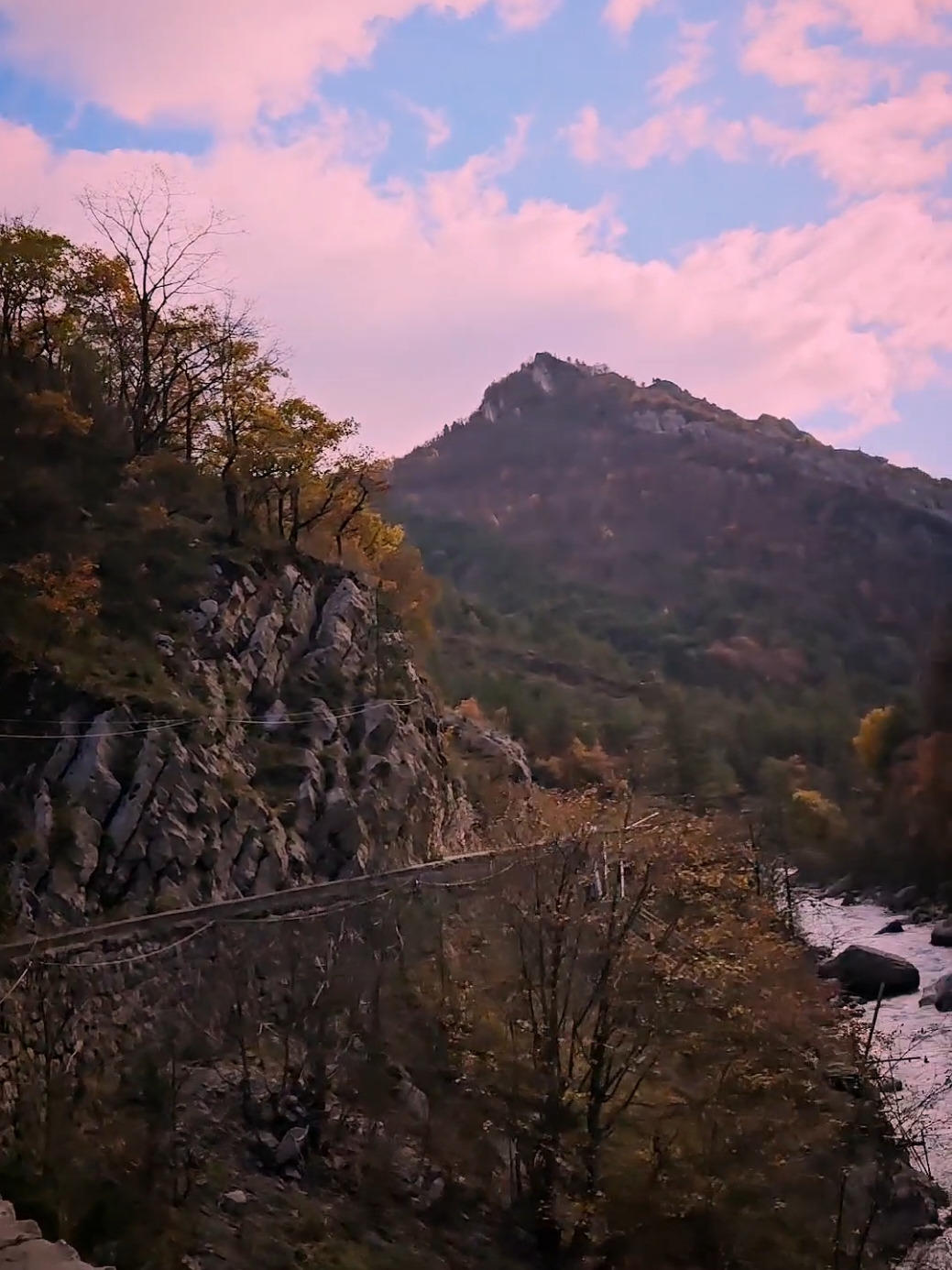 Traverser la France pour vous ramener des images uniques... Notre plus belle (et bouleversante) vidéo sera publiée ce Vendredi 20 Décembre sur la chaîne Adrien Urbex. Vous n'allez pas en revenir, ce sera du jamais vu 🏔🤍  #histoirevraie #adrienurbex @Adrien Urbex 