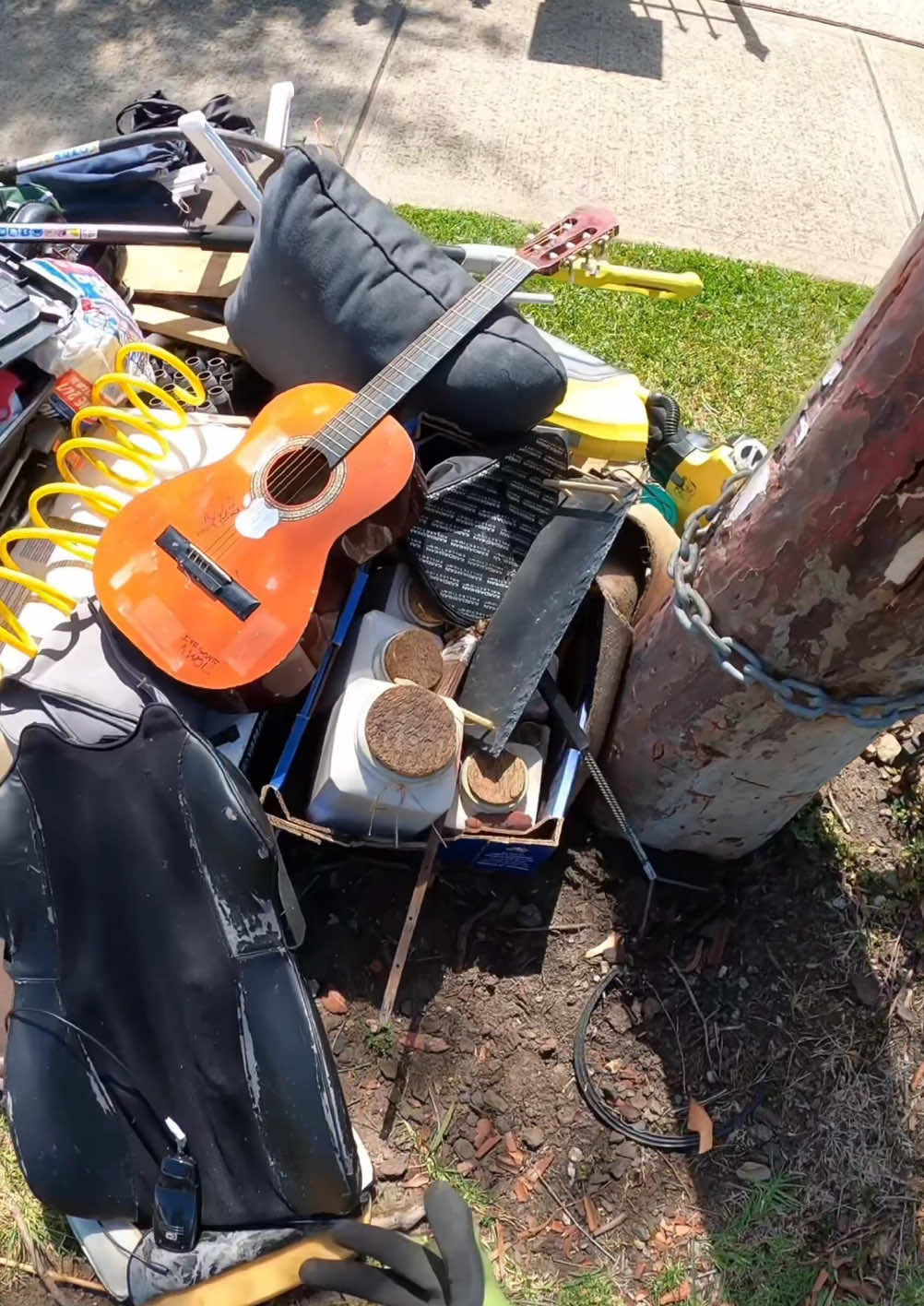 Another guitar and a box of busted fishing reels! #polyprophet #youtube #free #treasurehunt #hardrubbish #australia #curbside #sidehustle #dumpsterdiving #streetscrapping #scrapping #scavenger #reseller #resell #relaxing #asmr #value