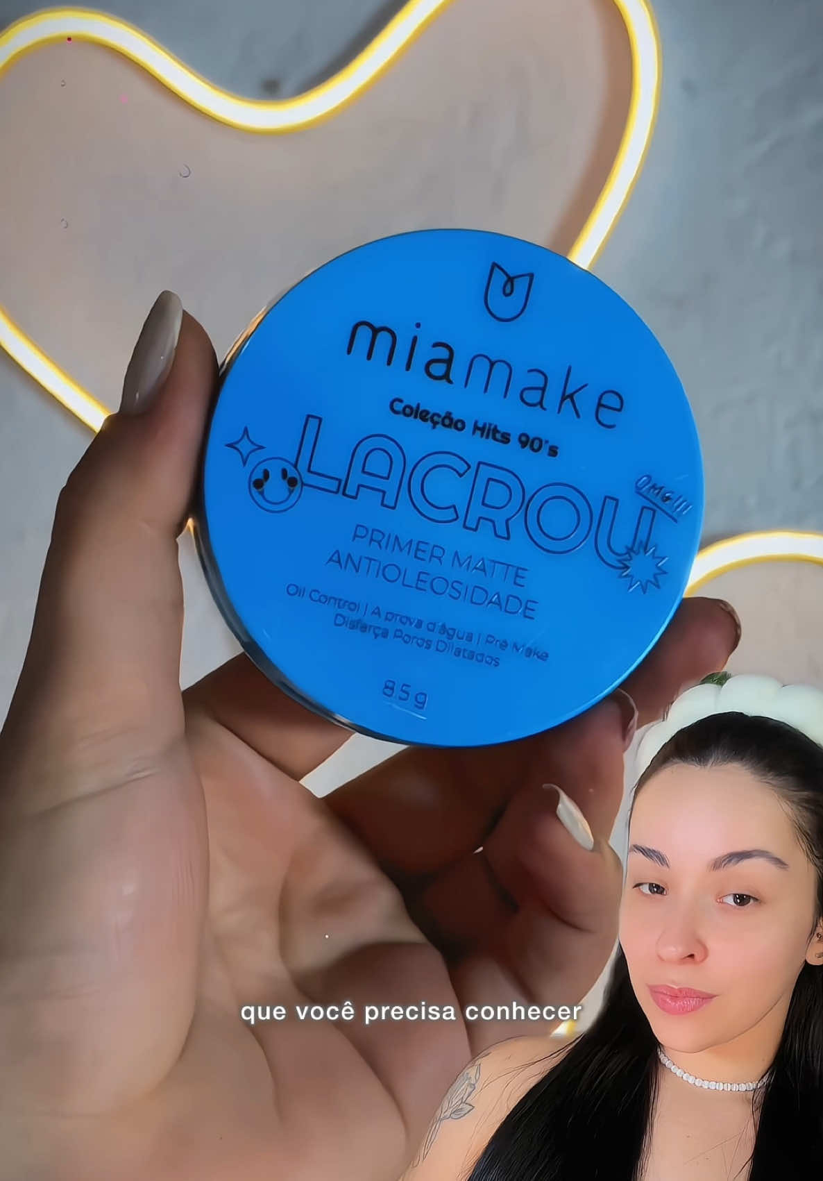 PELE SEQUINHA O DIA TODO? 😱 É possível com o Lacrou Primer Matte Compacto da @MIA MAKE ele é da coleção Hits 90’s! 🫶  Ele controla a oleosidade, e a prova d’água, disfarça os poros dilatados e ainda deixa aquele toque aveludado que a gente AMA. 🖤 