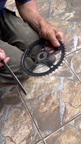 Veja oque ele fez com essa coroa de bicicleta agora a nasa vem #criatividadesextremasofc #dicas #paravc #tutorial #ensinamentos #tutorial #ensinamentos #roçadeira #testando 