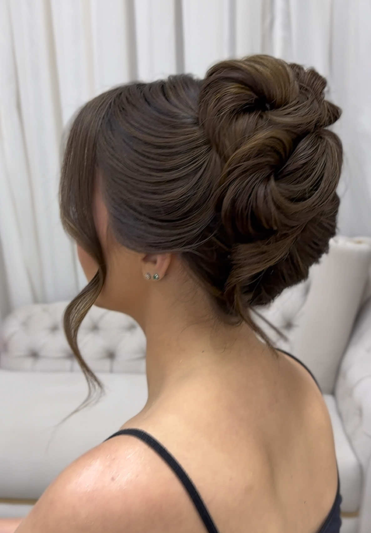 Um coque bem volumoso para uma formanda linda, me conta ai o que achou  #penteado #penteadosimples #tutorialdepenteado #penteadosfaceis #penteados #tutorialpeinado #cabelo 