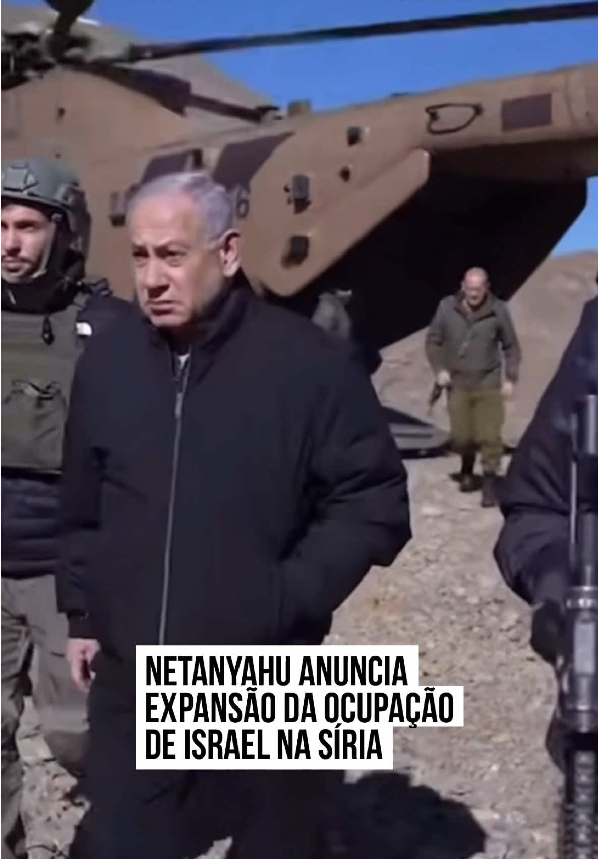 O primeiro-ministro #BenjaminNetanyahu anunciou que #Israel vai expandir sua presença na #Síria, dias após forças israelenses capturarem parte do território do país depois da queda de Bashar al-Assad. A informação foi divulgada pelo premiê nesta terça-feira (17/12). Junto do Ministro da Defesa, o chefe do Estado-Maior das Forças de Defesa de Israel (FDI) e o chefe do Comando do Norte, Netanyahu visitou o Monte Hermon, localizado nas Colinas de Golã. De lá, o premiê israelense anunciou que o local será ocupado por forças israelenses “até que outro arranjo seja encontrado para garantir a segurança de Israel”. O Monte Hermon é a montanha mais alta do território sírio, e foi invadida por Israel dias após o colapso do regime de Assad. O ponto servia como uma espécie de “escudo” para partes da Síria e do Líbano, e também dificultava o trabalho de infraestruturas de radar israelenses na região. A montanha, que estava sob controle sírio, fica na região das Colinas do Golã, ocupadas ilegalmente por Israel desde a década de 1960. #TikTokNotícias 