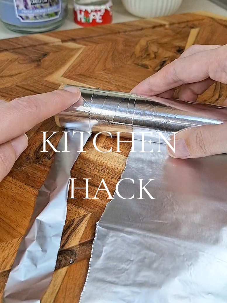 This Kitchen Hack 💵Will Save You Money on buying a new foil. #Kitchen #hack #foil  #savemoney #holidays #tips #idea  #KitchenHacks #tutorial #viralvideo  TikTok Viral Video for Kitchen. Viral Kitchen Hacks. Save Money.