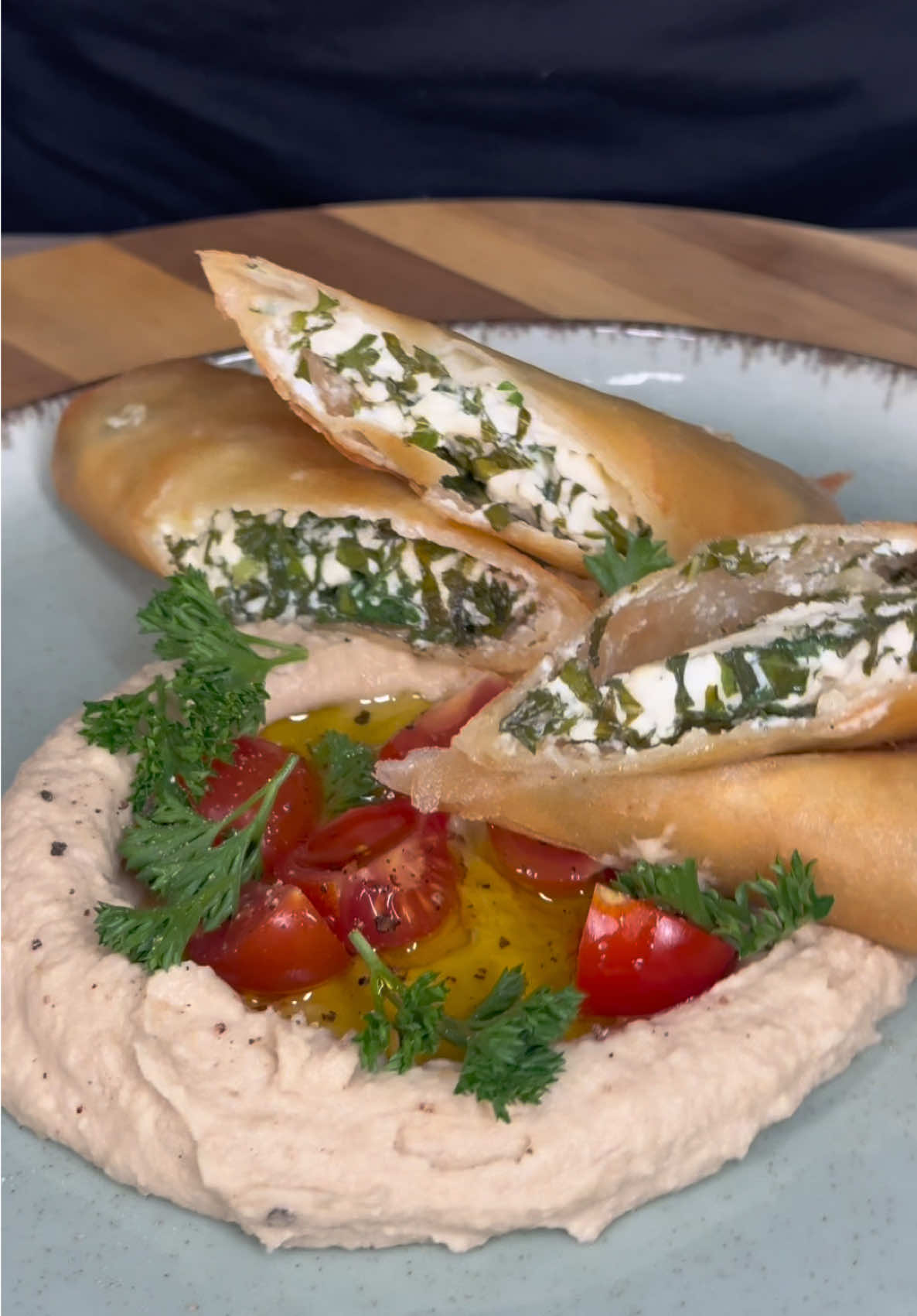 Fléchette & Frouchette : Épisode 26 Liban 🇱🇧 - Rikakat & houmous 🫔🧆 Ingrédients:   - feta  - Basilic  - Persil  - Tomate  - Pois chiche (haricots blancs) - Huile d’olive  - Citron vert  - Sel / Poivre  - Feuille de bricks  - Huile de friture  - Ail  - Cumin  - Tahini  #recetterapide #recette #dricecook #recettefacile #recettesimple #recettedumonde #food #Foodie #flechettefourchette #Recipe #EasyRecipe #libanon🇱🇧 #liban #libanesefood #houmous #poischiche #rikakat #feta #fromage #basil 