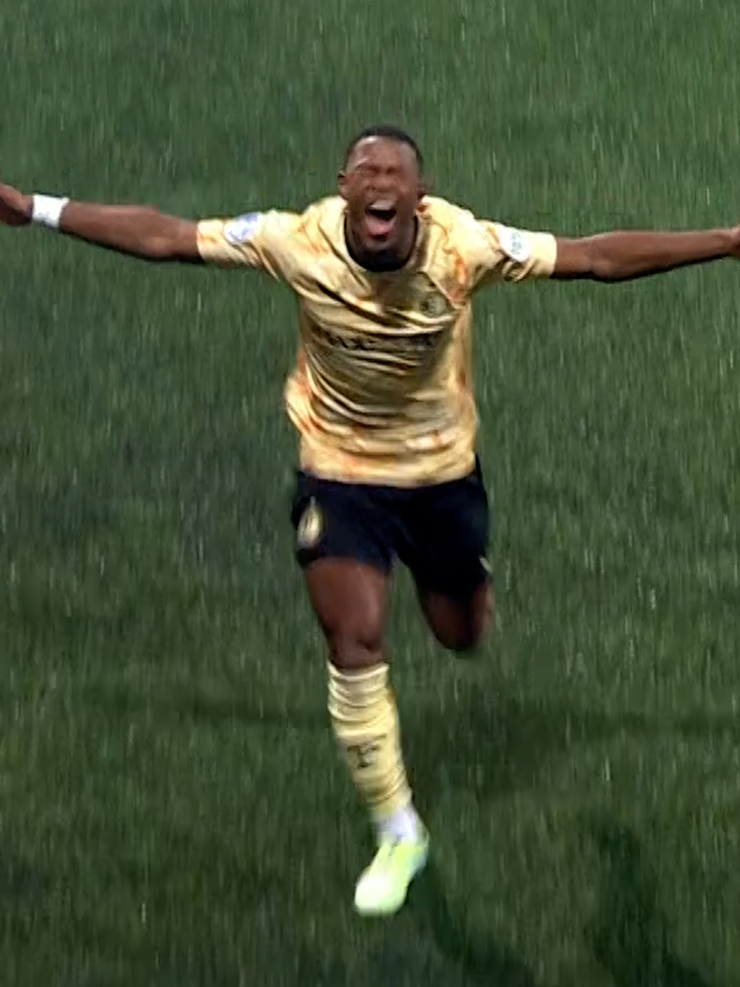 Prachtig moment voor Zépiqueno Redmond, hij maakt zijn eerste in het shirt van Feyenoord! 😍 #feyenoord #redmond #espn