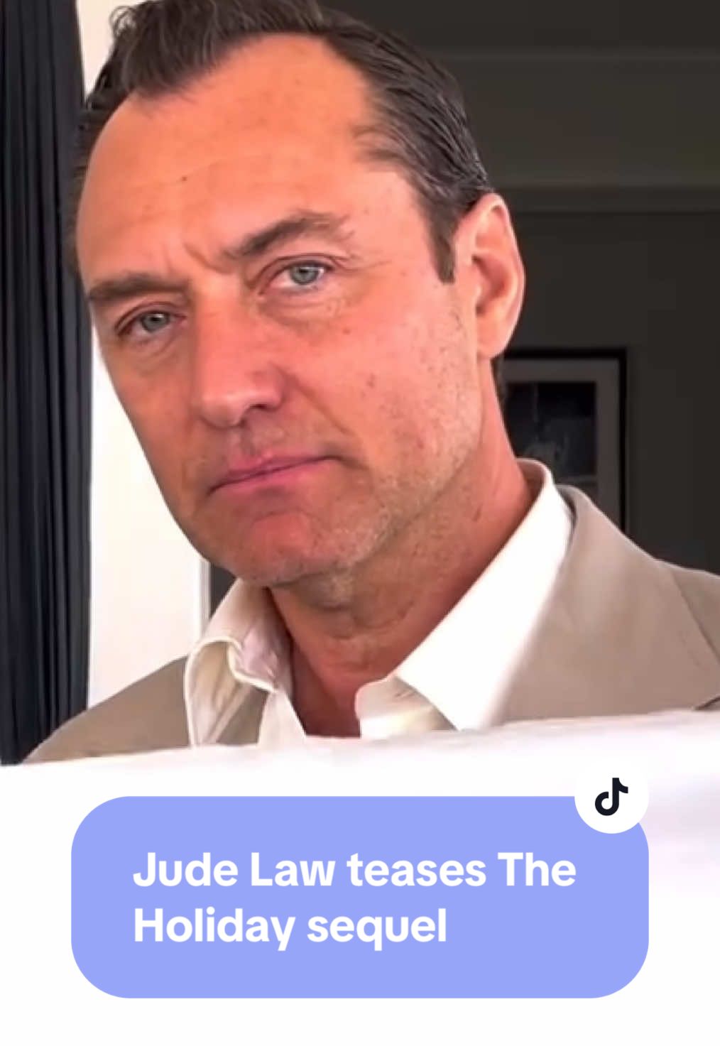 No I’m sorry #nancymeyers I totally love you but you can’t just post a video like this with no warning. What do you mean you’re having lunch with #judelaw, getting him to spill on the possibility of a sequel to #theholiday AND getting him to reprise his iconic role as Mr napkin head?!? 📸:nmeyers