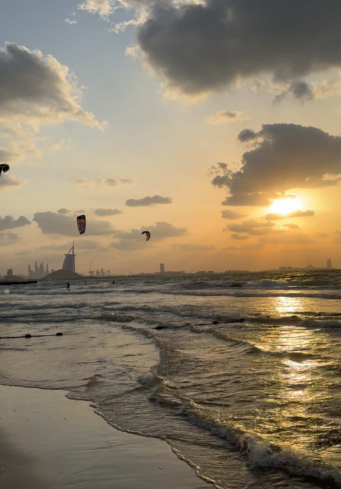 Thats how freedom feels🙈 #dubai #dubailife #palmjumeirah #dubaisunset #burjalarab #kitebeach #beach #beachlife #atlantistheroyal #atlantis #luxurylifedubai 