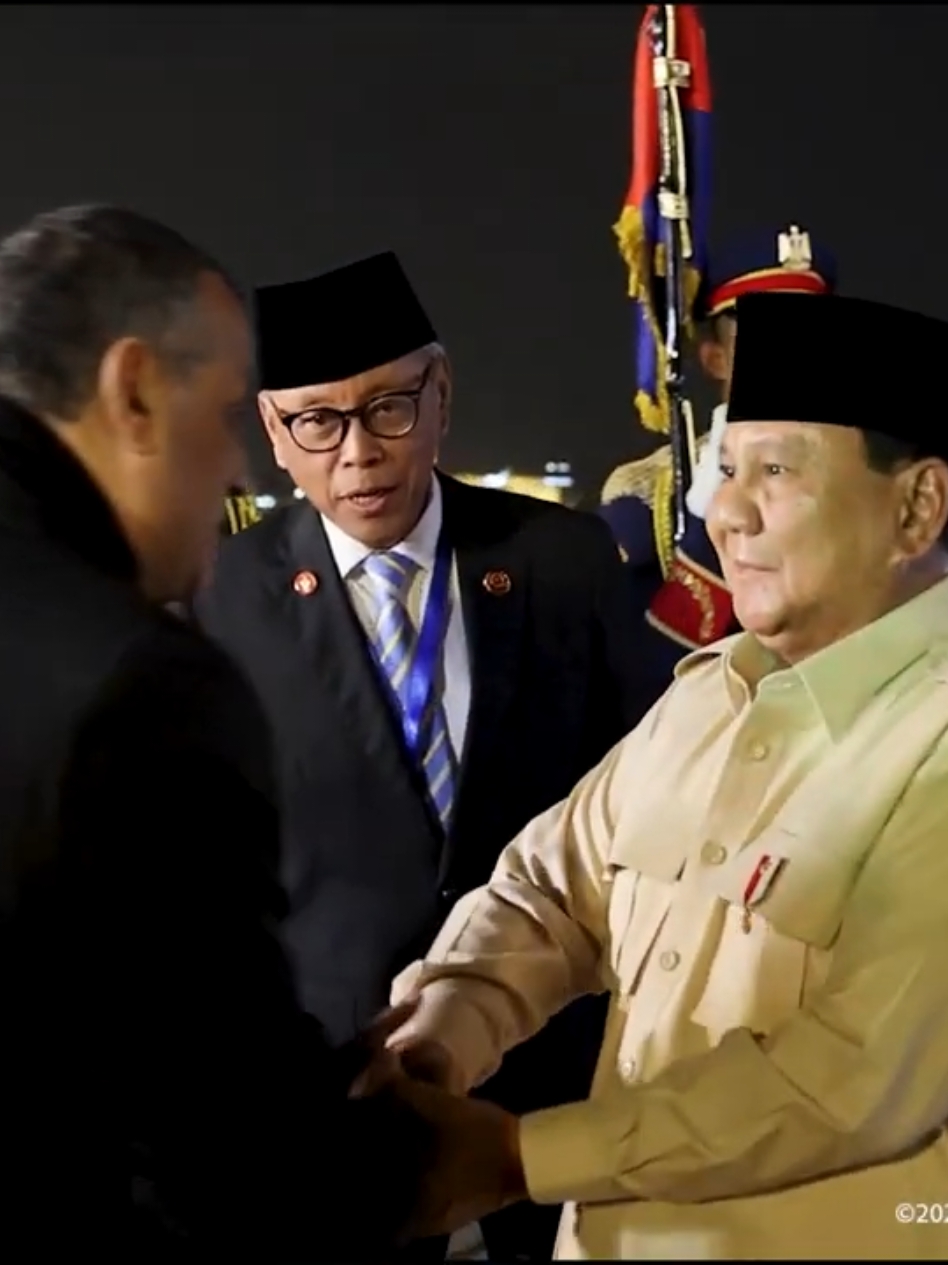 Presiden Prabowo Tiba di Mesir untuk Hadiri KTT D-8 Presiden Prabowo Subianto tiba di Bandar Udara Internasional Kairo, Mesir, pada Selasa, 17 Desember 2024 sekitar pukul 20.15 waktu setempat (WS). Di bawah tangga pesawat, Presiden Prabowo disambut oleh Menteri Negara Urusan Produksi Militer Mesir Mayjen Muhamad Solah, Duta Besar Mesir Untuk Indonesia Yasser Hassan Elshemy, Duta Besar Republik Indonesia di Kairo Lutfi Rauf, dan Atase Pertahanan KBRI Kairo Kolonel Dafris D Syafruddin.  Setelahnya, Presiden Prabowo berjalan melewati pasukan jajar kehormatan yang juga turut menyambut ketibaannya. Dari bandara, Kepala Negara beserta rombongan kemudian langsung menuju hotel tempatnya bermalam.   Di Kairo, Presiden Prabowo diagendakan akan melakukan kunjungan kenegaraan dengan bertemu Presiden Republik Arab Mesir, Abdel Fattah El-Sisi. Sebelumnya, dalam keterangannya di Pangkalan TNI AU Halim Perdanakusuma, Jakarta, Presiden mengatakan bahwa kunjungan ini menjadi kunjungan kenegaraan pertama ke Mesir sejak tahun 2013.  