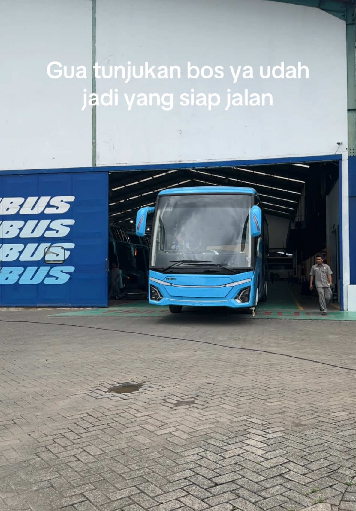 Gua tunjukinn bus yang baru jadi #bus #jetbus5 #adiputro #telolet #basuri #guatunjukin #viral #fyp #bismillahfyp #xyzbca 