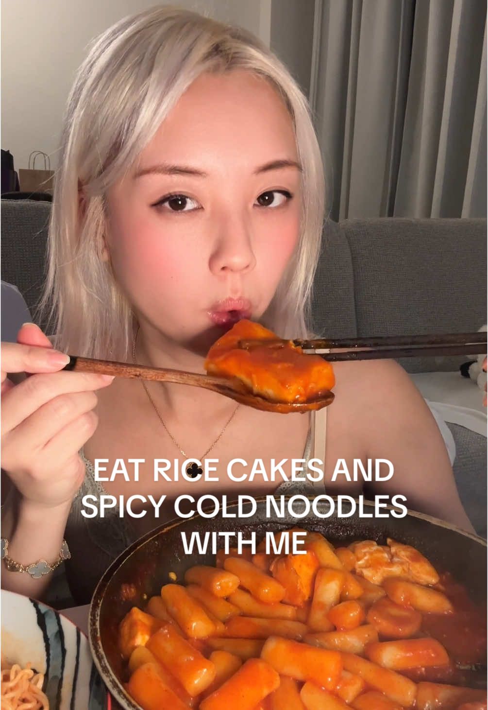 Rice cakes and spicy cold noodles #mukbang #eatingvideo #notalking 