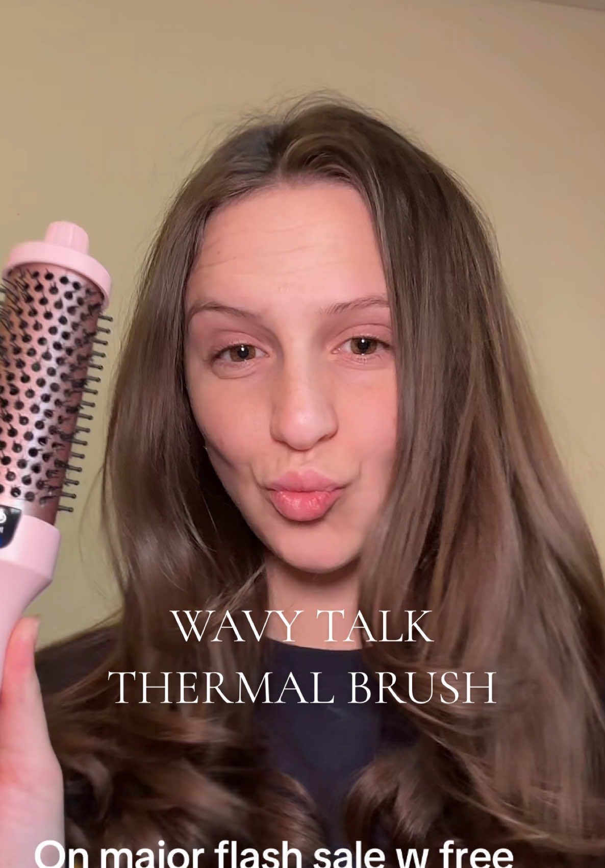 The Wavy Talk Thermal Brush creates the prettiest blowout look in a fraction of the time! Grab yours while the flash sale is still going!  #wavytalk #thermalbrush #wavytalkthermalbrush #blowout @wavytalkofficial 