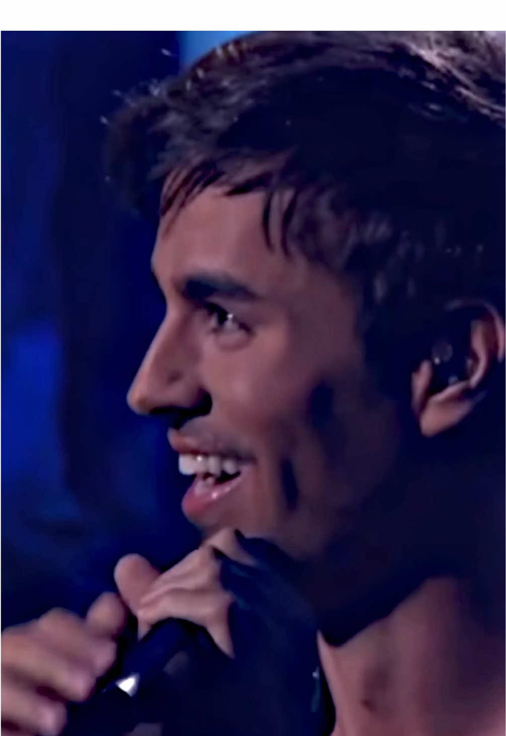 For the price of a smile, I gotta ticket to ride… #enriqueiglesias #fyp #kingoflatinpop #performing #singing @Enrique Iglesias 