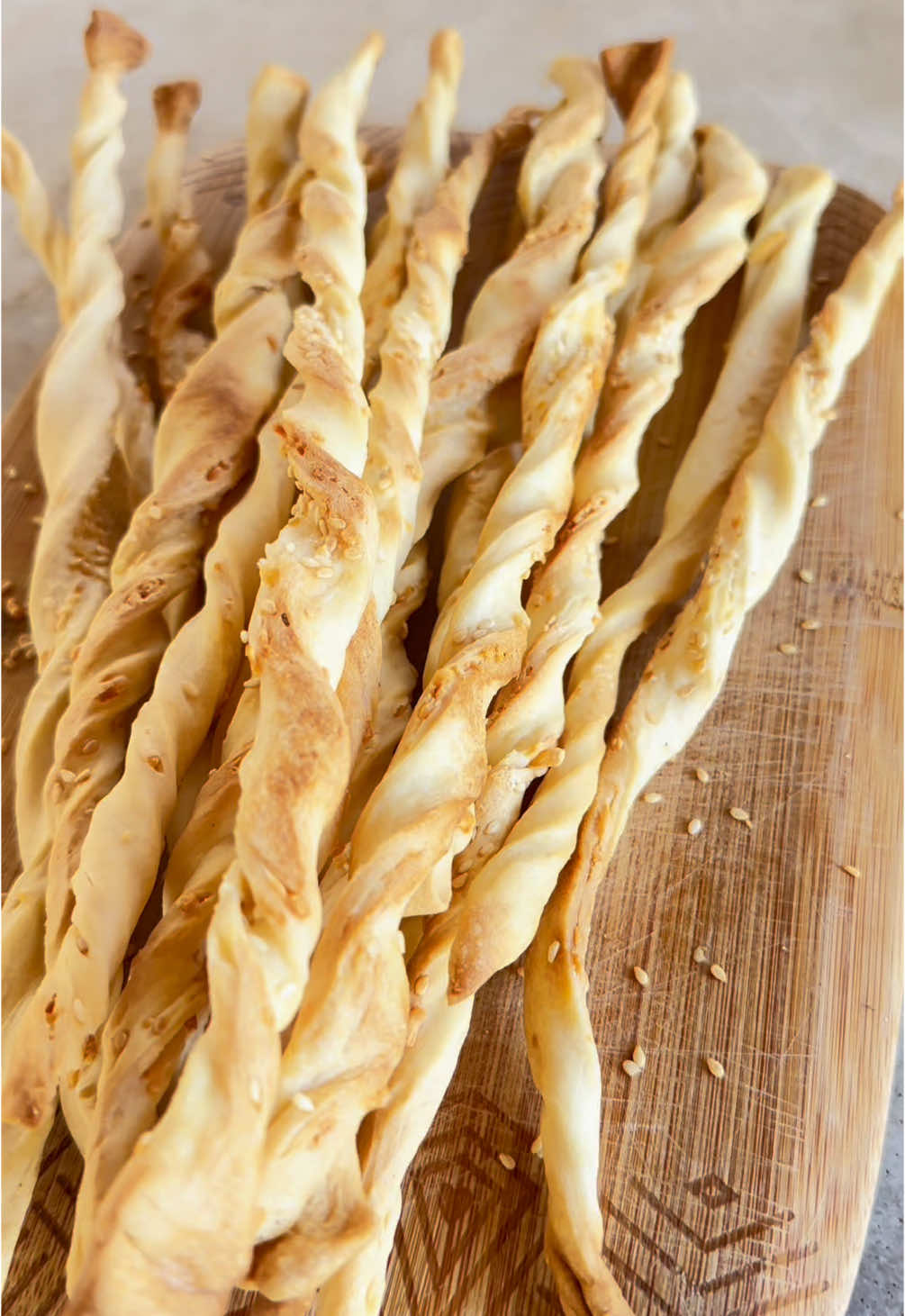 Grissini de Parmesão e Gergelim Uma opção para sua mesa de petiscos nas festas de final de ano.  //// Ingredientes//// 300 gramas de Farinha de Trigo  2 comheres de sopa de manteiga derretida ou azeite 1 comhwr de sobremesa de fermento quimico  150 mls de agua morna.  1 colher de chá de sal #natal #reveillon #petiscos 