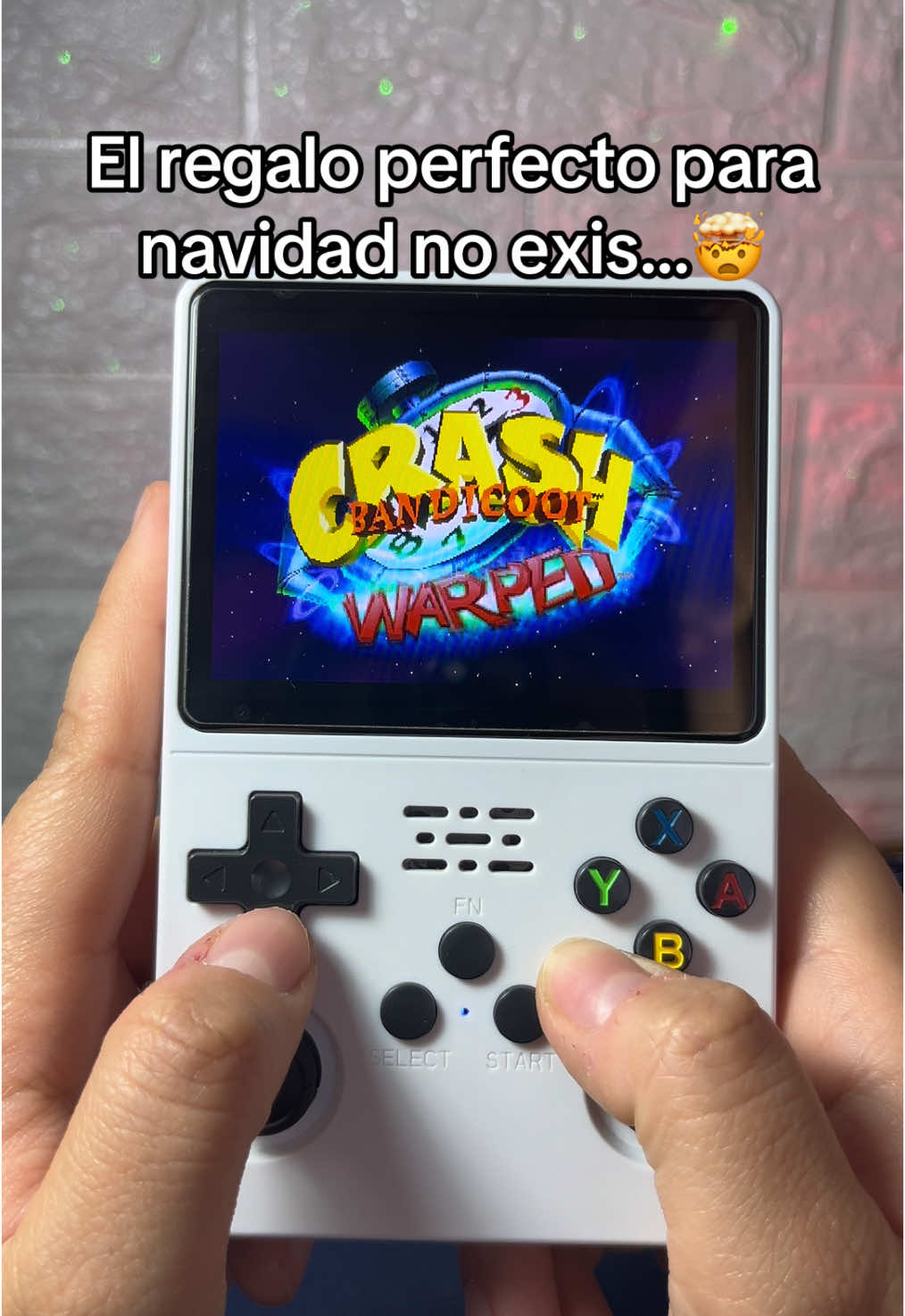 Esta consola portátil emula mas de 15 consolas y contiene más de 10.000 videojuegos 🤯🎄🎮 #consolaportatil #videojuegos #game #retroconsola #playstation #gta5 