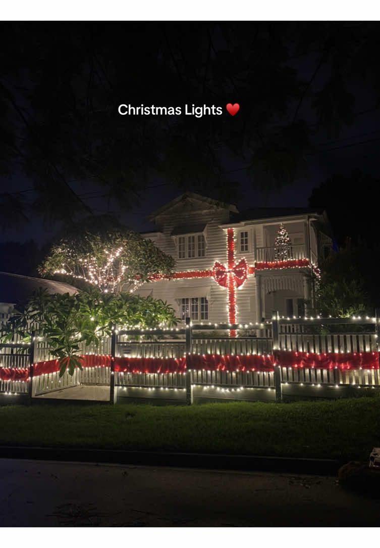 11/10 would recommended a hot lap to look at the Christmas lights #christmaslights #brisbane #christmas 