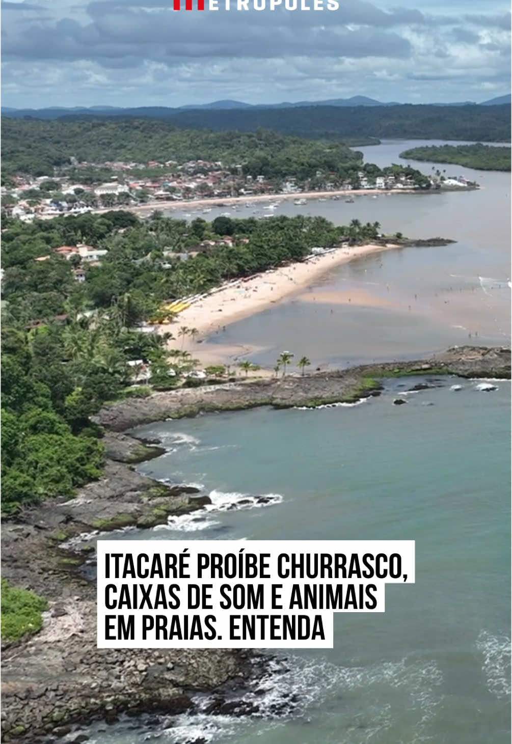 A #Prefeitura de #Itacaré, no sul da #Bahia, publicou um decreto que impõe uma série de proibições para o uso das #praias da cidade. As medidas, que já estão em vigor, dividem opiniões entre #turistas e moradores. De um lado, há quem veja as regras como necessárias para preservar o espaço público; de outro, surgem críticas sobre possível restrição de direitos. Quem descumprir as normas pode ser multado em até R$ 20 mil, além de ter equipamentos apreendidos. O decreto nº 1.459 foi divulgado no Diário Oficial no dia 12 de dezembro, mas a Prefeitura só anunciou as regras oficialmente nas redes sociais nessa segunda-feira (16/12). No comunicado, o governo municipal pediu a colaboração de moradores e turistas para a preservação das praias. “Para que nosso destino completo fique ainda melhor, temos regras a seguir. Vocês, morador e visitante, se atentem às novas regras. Juntos por uma Itacaré cada vez melhor”, diz a publicação no Instagram. Fica proibido: -Utilização de caixas de som e quaisquer tipos de aparelhos sonoros ou engenhos que produzam ruídos e equipamentos destinados à amplificação de som; -Preparo e manipulação de alimentos, bem como piquenique, realização de churrasco ou qualquer preparo que se utilize de combustíveis e deixe resíduos que não possam ser retirados e adequadamente descartados pelo seu causador; -Instalação de acampamentos, de tendas e barracas; -Consumo de bebidas acondicionadas em recipientes de vidro; -Trânsito de animais, incluindo pets, sem os seus respectivos tutores, e equipamentos de contenção (coleira, estrangulador, etc.), sendo seus tutores responsáveis pelo recolhimento dos resíduos orgânicos. #TikTokNotícias