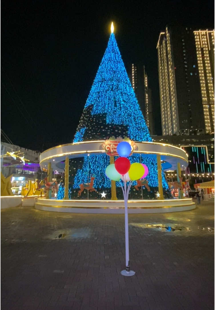 Pohon natal di pakuwon surabaya #pohonnatal #pakuwoncitymall #pakuwoncitysurabaya #citylights #evennatal #merrychristmas #merrychristmas🎄 #indahnyatoleransiantaragama 