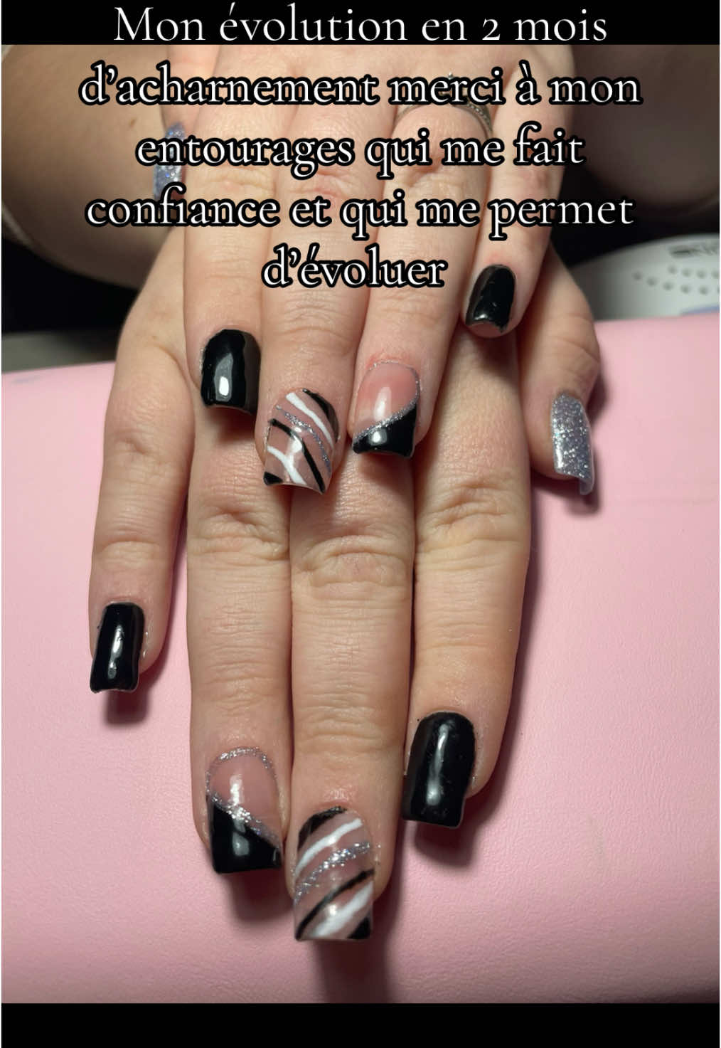 Comme d’habitude hésiter pas a mettre vos avis et conseils en commentaire tout en bienveillance 🩷  #nail #nails #ongle #satisfaite❤️👑 #salon #gel #ongleengel #entrainement #french #demicoeur #chablon #papillon #main #evolution #confianceensoi #confiance 