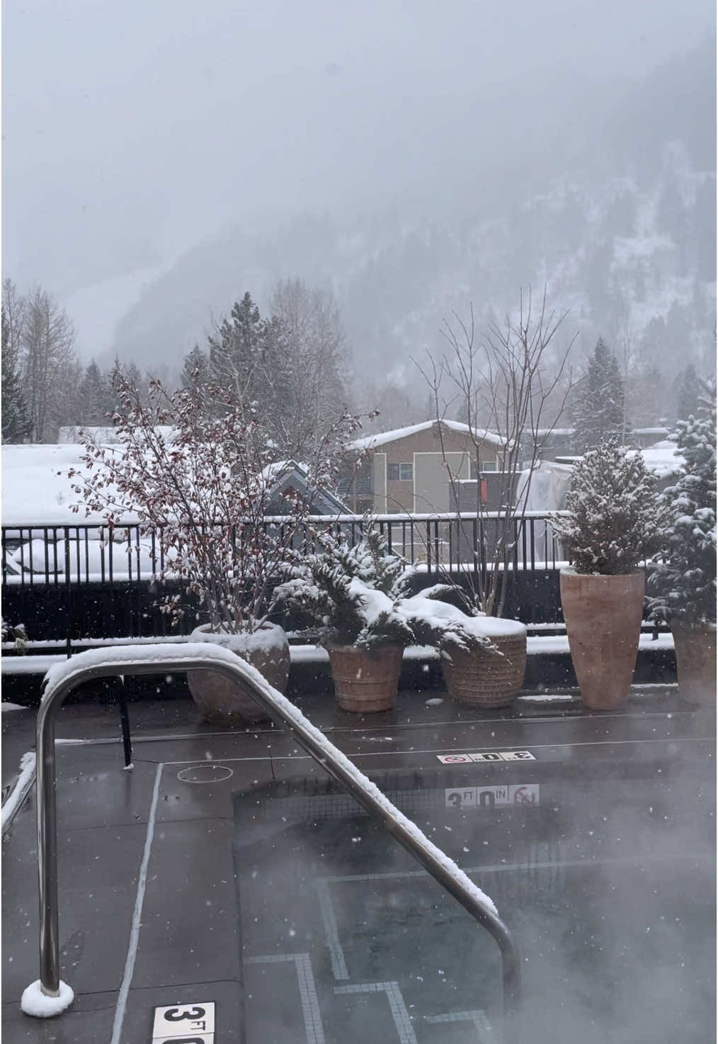A change of seasons has never looked so beautiful 😍 #MOLLIEaspen #aspen #aspencolorado #skiresort #aspensnowmass #winter #snow #snowday #boutiquehotel #traveltiktok #fyp #fypシ #mountainview #mountainlife #seasonschange #fypage 