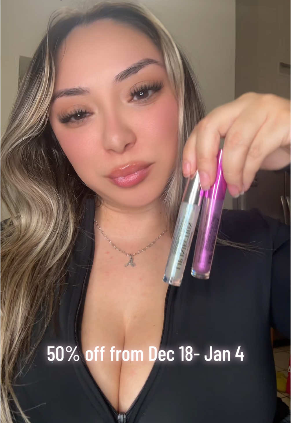 @Too Faced sent me this lip injection duo!🙌🏻 Im in shock right now!🔥 Make sure and take advantage of the sale!✨ #toofaced #toofacedlipiection #toofacedpartner #toofacedlipplumper #twofacedlipinjection #twofacelipinjectionextreme #twofacedlipinjectionduo #tiktokshop #tiktokshopfinds #tiktokshopholidaydeals #sales #holidaydeals #lipplumpergloss #lipplumperduo 