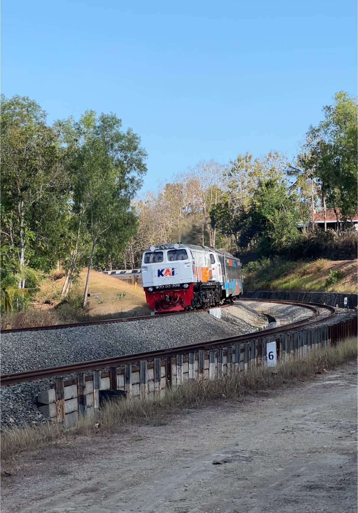 Kereta unggulan non Argo yang sering dijuluki anak emasnya KAI meliuk indah di spot Kelok Mertan View. 🚂 : KA 68 Taksaka (GMR-YK) 📍 : Kelok Mertan #kereta #keretaapi #keretaapiindonesia #videokeretaapi #huntingkereta #railfans #railway #railways #trainspotting #trainspotter #taksaka #riaaanhi 