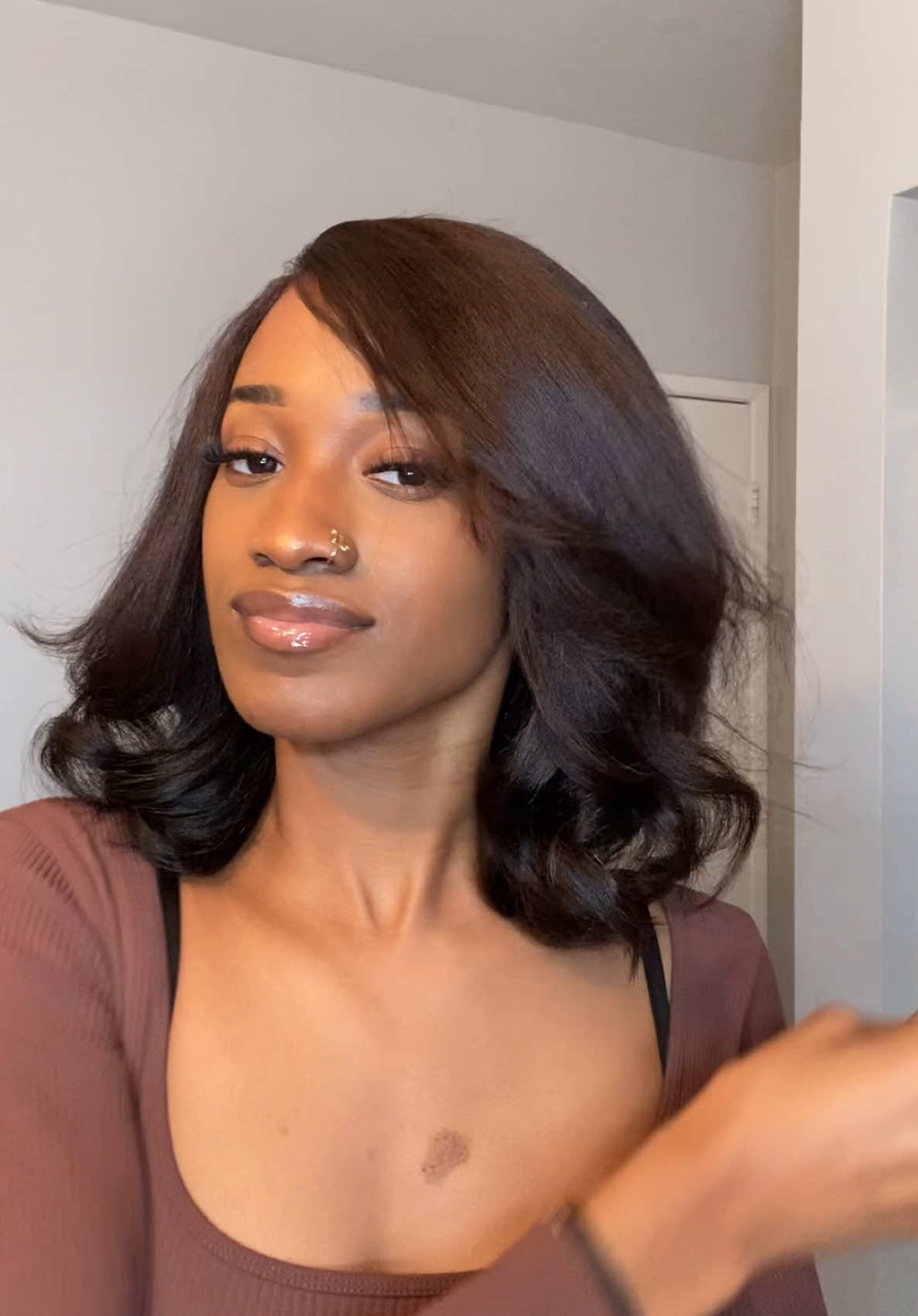 Yaki curl hairstyle tutorial 🤎⭐️ #unicehairofficial #unicehair #bestaffordablewigs #humanhairwigs #wiginfluencer #unice #gluelesswig #hairstyleideas #wiginstall #wiginstalltutorial #hairstyle #yakiwig #yaki 