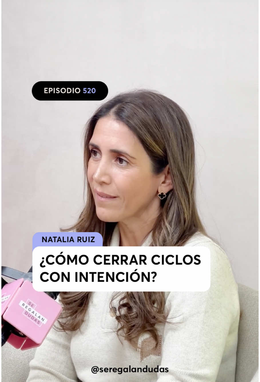 ¡Llegó el último episodio de Se Regalan Dudas del 2024! Hablamos con Natalia Ruiz sobre cerrar ciclos y todas las emociones que vienen con eso 💫❤️‍🩹. Un episodio justo y necesario para dejar atrás todas esas cosas que no nos queremos llevar al 2025.  Encuentran el episodio 520 en plataformas de audio o con video en YouTube. 🎙️ Por cierto, a partir del próximo martes y hasta el 6 de enero van a encontrar algunos de nuestros episodios favoritos en todas las plataformas de audio para que no nos extrañen durante las vacaciones que, tanto nosotras como nuestro equipo, nos vamos a dar. #cerrarciclos #seregalandudas #podcast #2024 #2025