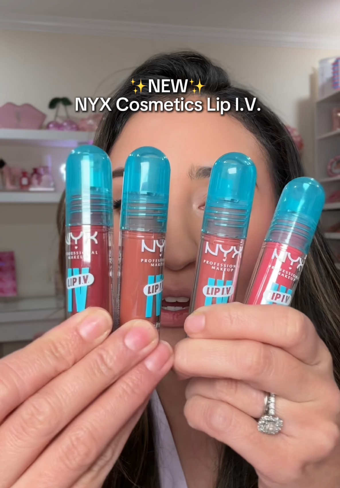 #NYXCosmeticsPartner New ✨ @NYX Professional Makeup Lip I.V. Hydrating Lip Gloss Stain 💦 Using the shade Hydra Honey 🍯 So gorgeous on, perfect for these colder months to keep our lips looking rejuvenated! #lipIV #NYXCosmeticsfam #lipgloss #lipstains