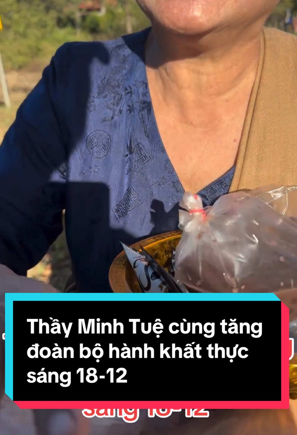 Thầy Minh Tuệ cùng tăng đoàn bộ hành khất thực sáng 18-12  #thầyminhtuệ #minhtuệ #thichminhtue 