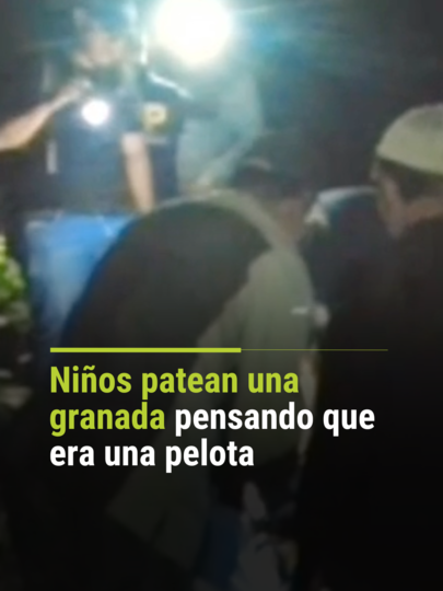 ➡️ Un niño muere y dos resultan heridos por explosión de una bomba casera: pensaron que era una pelota. Mientras se dirigían a su casa en Guatemala, los tres niños encontraron lo que creyeron era una pelota y jugaron con el objeto, sin imaginarse que se trataba de una bomba casera. 📺 No te pierdas Primer Impacto de lunes a viernes a las 5pm/4C por @univision. #Guatemala #Accidente #Explosivos #PrimerImpacto