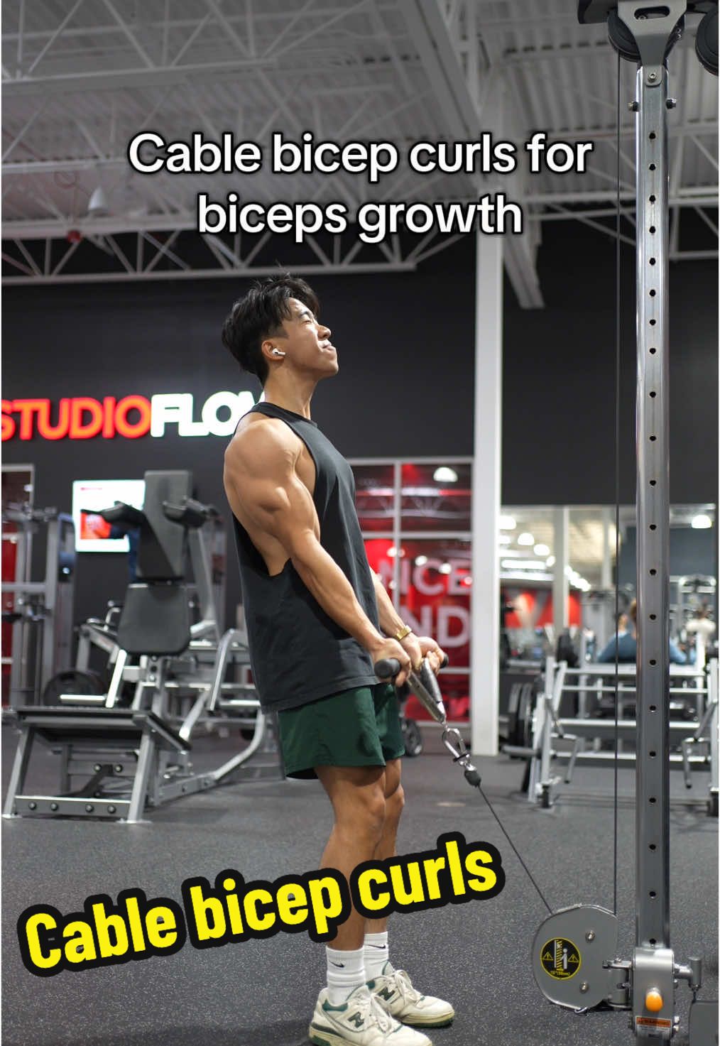 Been awhile since I’ve seen anyone talk about the bilateral cable bicep curl with the bar. A way we can make this actually a bit morr lengthened focused is by flipping our body away from the cables and performing a faceaway version of the exercise. #fyp #Fitness #gym #bodybuilding 