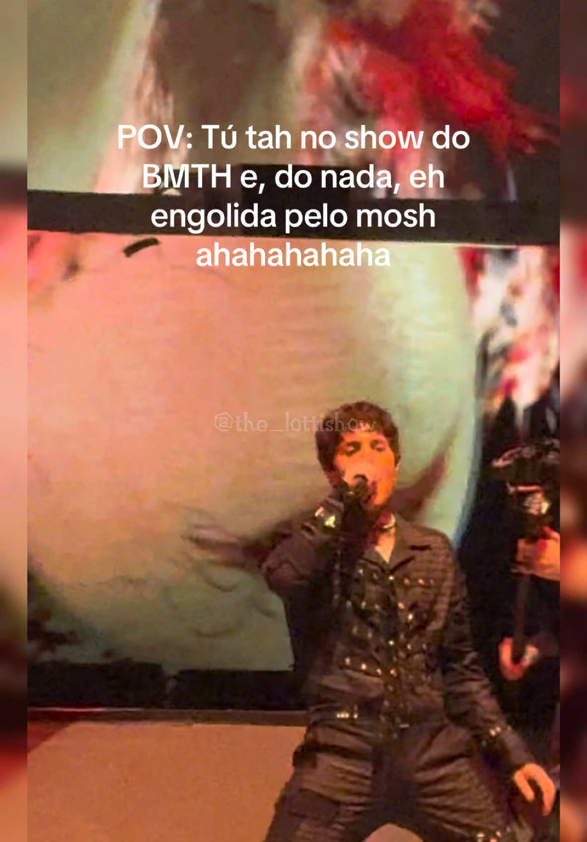 Ficava toda hora olhando para trás, igual ao Tarso da novela, juro ahahahahahhaha . . . #bmth #bringmethehorizon #bmthbrasil #oliversykes #olisykes #olinho #caminhodasindias #tarso #boanoite #meme #funny #moshpit @BRING ME THE HORIZON 