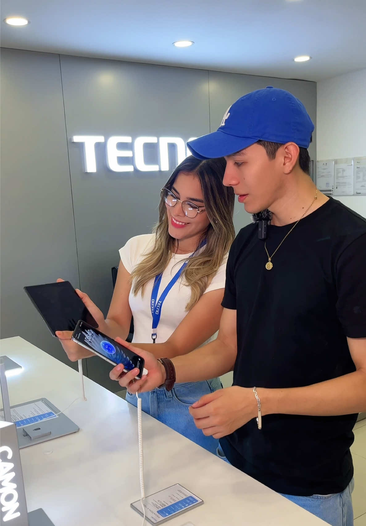 Sígueme para ser el próximo con @TECNOMobileBolivia 💙🎁