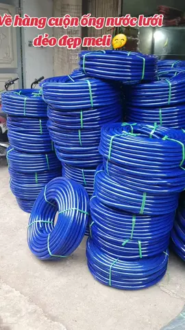 Cuộn ống nước lưới dẻo có độ dài 50m,ống có 2 loại phi 21 & phi 27 Với ưu điểm nhẹ, dẻo, dễ uốn, dễ vận chuyển & có độ bền cao, ống nhựa dẻo là lựa chọn tốt cho việc dẫn nước sạch ứng dụng cho việc tưới cây, tưới nước dùng trong gia đình & công trình xây dựng. #fyp #videoviral #xuhuong #cuonongnuoc #ongnuoctuoicay #lamvuon #congtrinh 