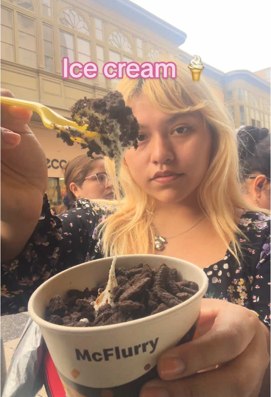 Una chica #cookiesandcream pero queriendo ser una chica helado de #treslechescake #mcdonalds 🍦🍪🍫🥛#mcflurry #mukbangs #fyp #centrodelima #icecream #helado #mukbangeatingshow #oreo #oreos #tresleches #xyzcba 