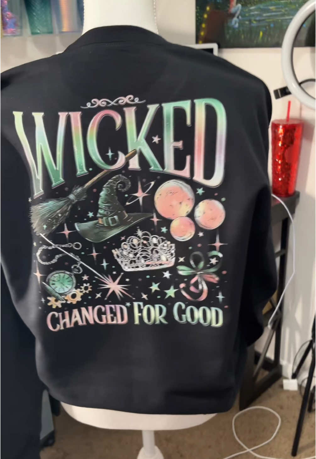 I cant help how obsessed i am with this movie 💚💖🧙🧚 #wickedthemusical #wicked #wickedmovie #glinda #elphaba #oz #wizard #wizardofoz #emeraldcity 