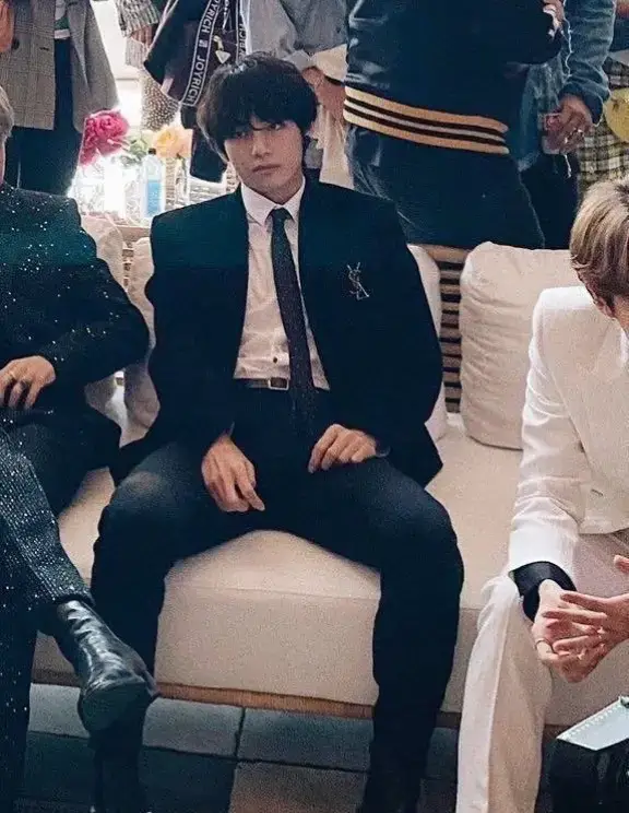 the way he always sits🫦🔥 #taehyung #v #thv #kimtaehyung #tae #btstaehyung #bangtanboys #fyp #noflop #kthy #foryouuu