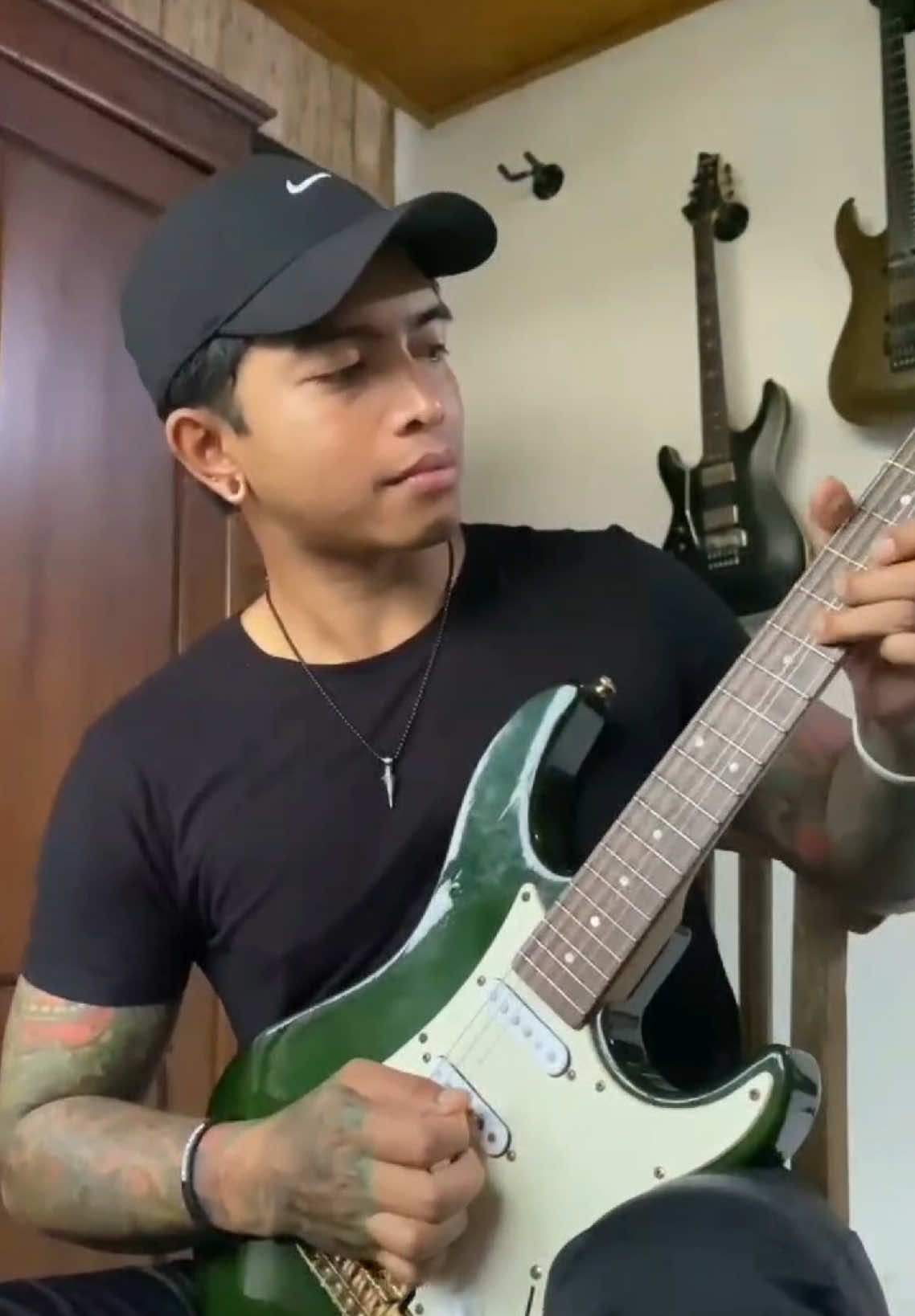 Tutorial mempersulit hidup :) #+62 #fyp #fypシ #fypシ゚viral #guitarist #guitartok #sorotan #gitarkidal #lefthandedguitar #ambidextrous #slank #slankers #slankersindonesia 