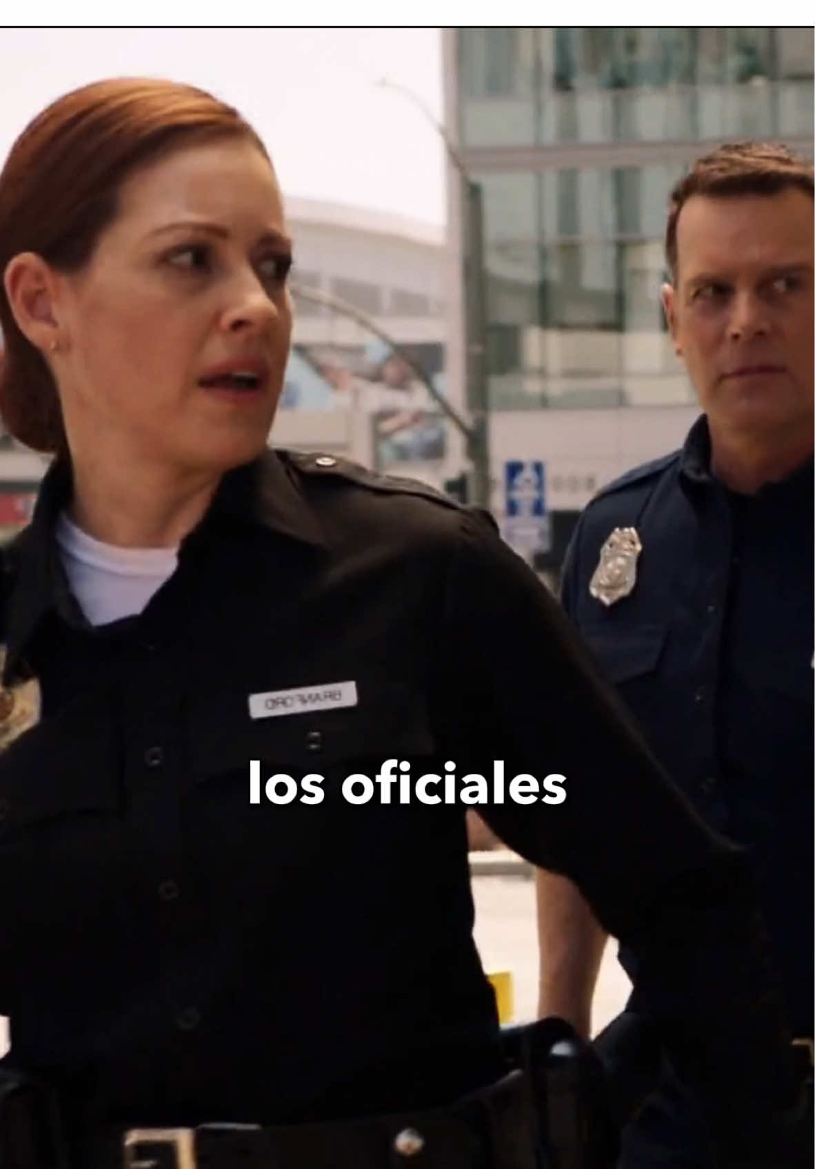 ¿UN HOMBRE QUEDA ATRAPADO DENTRO DEL CAJERO AUTOMÁTICO? 😣😱 TÍTULO: 9-1-1 (Serie) SI QUIERES VER MAS DE LA PELI SIGUE A @clasicosnoveleros #peliculas #resumen #cinema #series #CLASICOSNOVELEROS #Resumendepelicula #pelis #cine #movies #911 #911show #911emergency #911series #policia #911onfox #bobbynash #maddiebuckley #chimneyhan