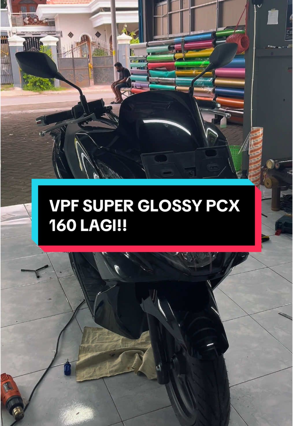 Tampil lagi bolo, VPF super glossy🤩🥰 best seller banget ini, untuk melindungi body motor dari sinar uv supaya cat body tidak pudar. yang mau pasang vpf bisa banget langsung chat ke mimin Admin 081515661994 Lokasi : Jl. Bagawan tabari, ds. Gogorante, kec. Ngasem, kab. Kediri, jawa timur. #skotlet #wrapping #stiker  #stikeruv #stikerpremium #fullbody #stripuv #customdesign #cuttingstiker  #decalglossy  #StripingVariasi #decal #glossy #cuttingstiker #gumul #simpanglima #fyp #kediri #kedirilagi #kedirikeren  #kediri24jam #amazing #kediridagang #stikermotor #variasimotor #modifikasi #capcut #foryourpage 