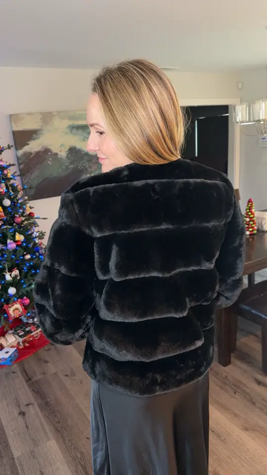 This jacket is so fun and flirty and perfect for the season. Linked in, my profile #fallfashiontrends #holidayoutfits #jacket 